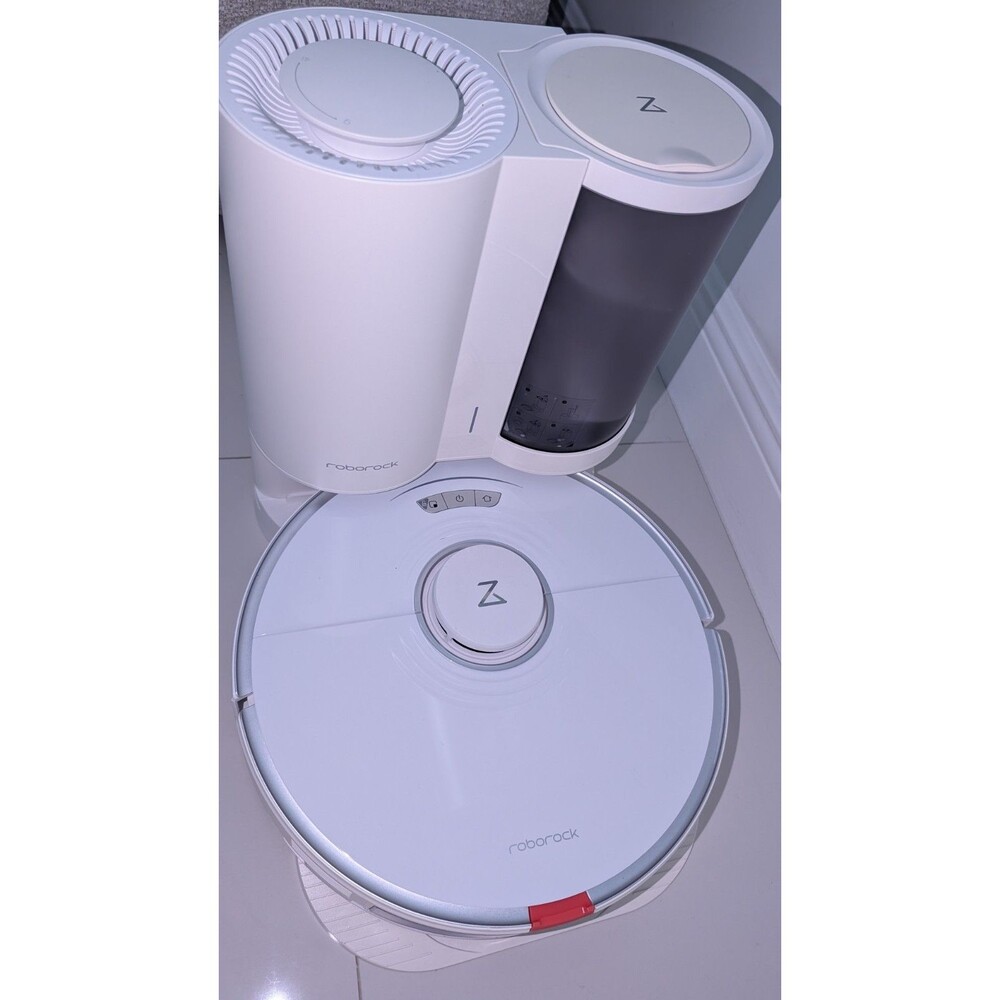 Roborock S7 Robot Vacuum Cleaner with mopping capability.